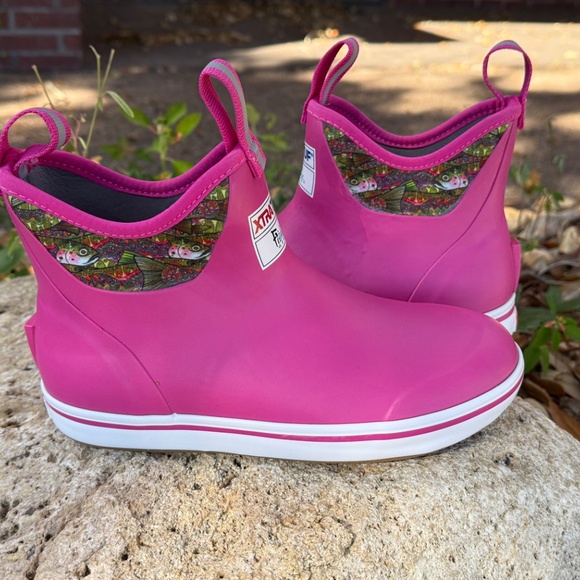 Women's XTRATUF FisheWear Hot Pink Troutrageous Rainbow Deck Boots, 6, Brand New - Picture 2 of 11